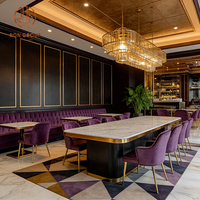 Meubles de restaurant d'hôtel de luxe léger, banquette capitonnée violette, table en pierre frittée, chaise en velours avec structure métallique pour usage commercial