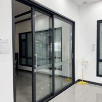 Puerta Corredera de Aluminio con Marco Delgado, Doble Acristalamiento, Construcción Resistente, Drenaje Oculto, Rodillos Silenciosos, Ideal para Jardín y Hotel