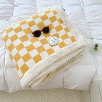 Couverture en flanelle confortable en gros, couverture personnalisée en peluche épaisse et douce, couverture de lit d'hiver à carreaux