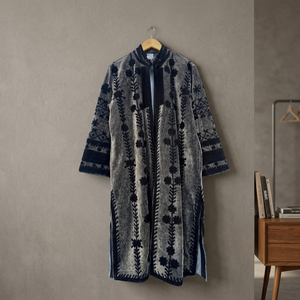 Manteau long en velours gris anthracite fait main sur mesure, style Suzani, avec des motifs floraux noirs et des appliques géométriques sur le bord. - Product Image 6