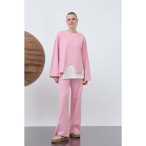 เสื้อสเวตเชิ้ตผู้หญิงทรงอสมมาตรสีสันตัดกัน รุ่น Soul - ดีไซน์ทันสมัย สีชมพู แขนยาว เหมาะสำหรับใส่ลำลอง - Product Image 4