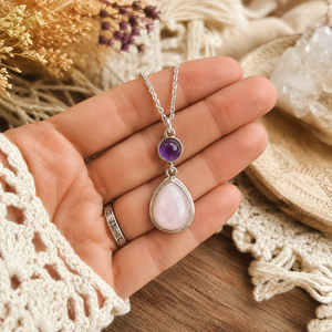 Collana con ciondolo a texture rosa e bianca, regalo di gioielli retrò da donna - Product Image 4