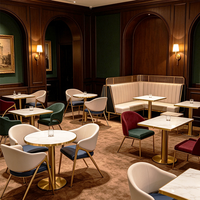 Ensemble de mobilier de restaurant commercial de luxe moderne et durable en gros : banquette en cuir beige, tables en marbre blanc, chaises bleues