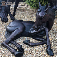 Sculpture en bronze de jument et de cheval poulain de taille réelle en fonte d'usine TREVI pour la décoration de jardin extérieur