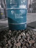 Carbure de calcium de qualité industrielle 25-50 mm pour gaz acétylène et matière première PVC, haute pureté >95%, emballage fût bleu 50 kg