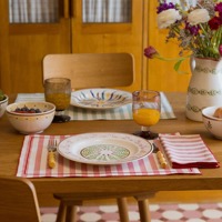 Serviettes en lin imprimées à rayures en gros, serviettes de table en tissu de lin à rayures roses avec ourlet surjeté soigné, serviettes en tissu réutilisables