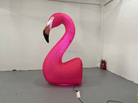 La mascotte gonflable en forme d'oiseau est utilisée pour la décoration sur le thème des animaux et les publicités dans les boîtes de nuit sur scène.