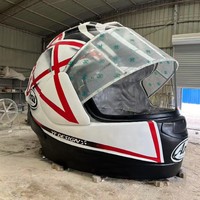 Escultura Gigante de Casco de Motocicleta de Carreras de Fibra de Vidrio con Diseño de Dibujos Animados Personalizado, Hecha a Mano, Ecológica, Impermeable, Accesorio de Gran Tamaño
