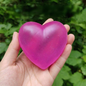Juguete Antiestrés de Plástico en Forma de Corazón con Luz que Cambia de Color con la Exposición a la Luz y Textura de Maltosa para Amasar y Divertirse - Product Image 1