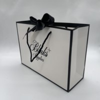Sac en papier personnalisé avec logo et ruban pour vêtements, bijoux, emballages de boutique avec cadre noir