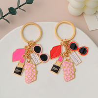 Vente en gros de porte-clés en alliage émaillé à la mode Baiser des lèvres Rouge à lèvres Lunettes Porte-clés Femmes Filles Sac de voiture Charmes Bijoux Accessoires