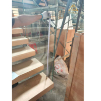 Escalier droit en bois massif sur mesure avec main courante