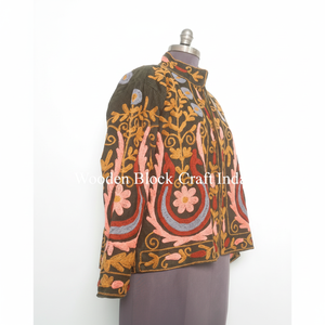 เสื้อแจ็คเก็ตผ้าควิลท์ปักลายเก๋ไก๋ ฟรีไซส์ สำหรับผู้หญิง สไตล์โบฮีเมียน ทำมือจากผ้าฝ้าย เหมาะสำหรับฤดูหนาว งานเทศกาล พร้อมเข็มขัด ของขวัญสุดพิเศษสำหรับผู้หญิง - Product Image 1