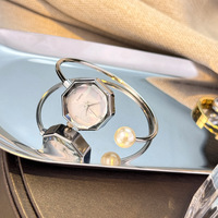 Montre élégante en nacre pour femme avec bracelet ouvert à petit cadran octogonal et bracelet en acier inoxydable à mouvement à quartz de 9mm