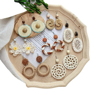 بيع بالجملة مجوهرات شاطئ صيفية بوهيمية مصنوعة يدويًا من قش الراتان على شكل زهور هندسية أقراط متدلية للنساء إكسسوارات للعطلات - Product Image 1