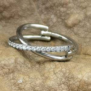 Modischer Vorderseitiger Zirkon-Klappsegment-Nasenpiercing-Ring aus ASTM F136 Titan - Product Image 2
