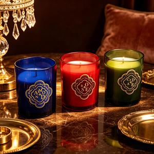 Bougie parfumée artisanale de luxe en cire de soja dans un bocal en verre, parfum rose et cèdre, pour la décoration de la maison en occasion de Thanksgiving, Noël et autres fêtes. - Product Image 2