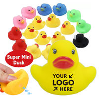 Canard en caoutchouc en plastique, cadeau promotionnel pour festival, avec cheveux et robe, canard de bain en vinyle élégant, en vrac, 2 pouces, canard en caoutchouc assorti