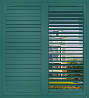 Pergola motorisée à persiennes intérieures en PVC imitation bois, fabriquée sur mesure par Prima