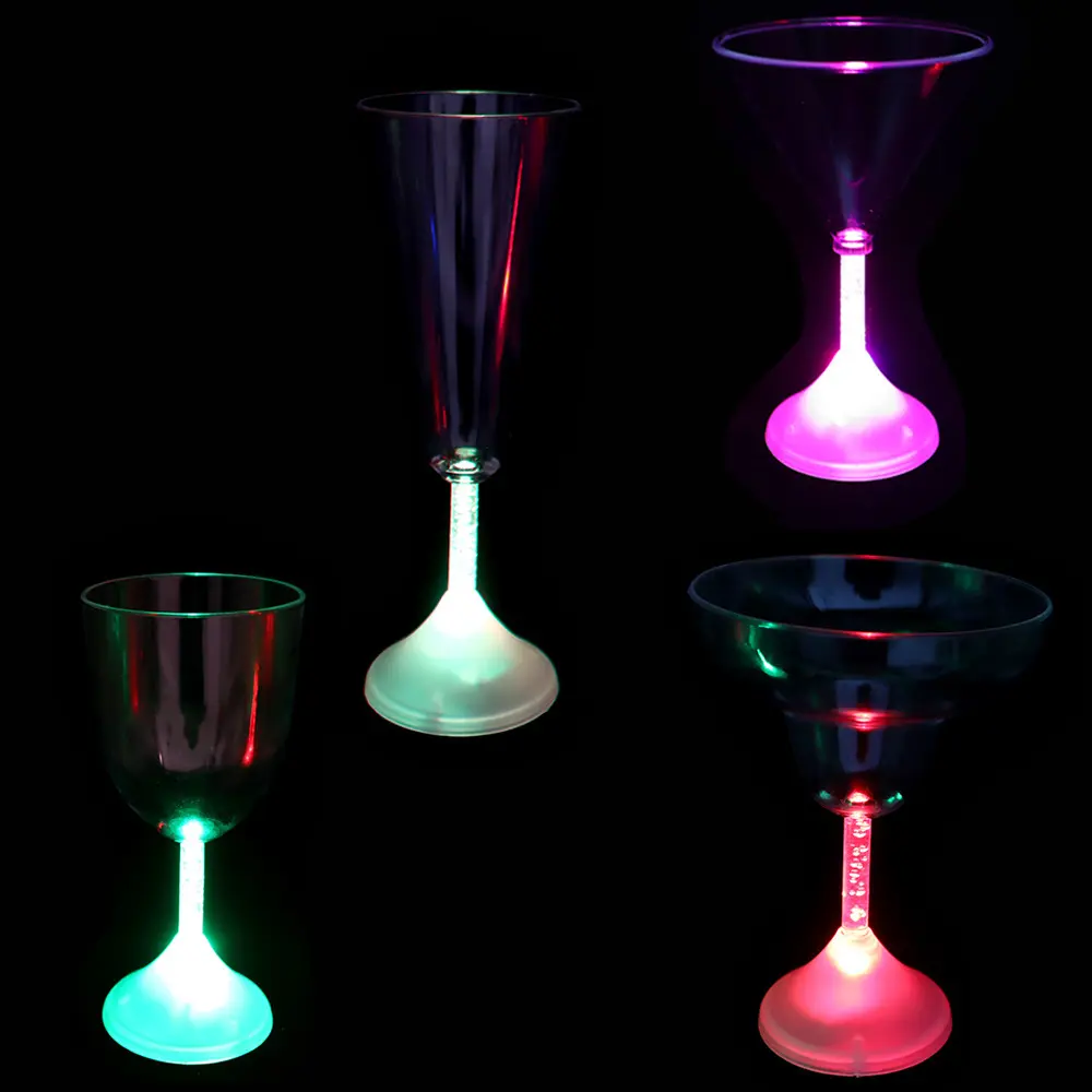 Vente en gros de fournitures de bar Verres à vin flash LED Verres à cocktail lumineux Tasses à champagne pour la décoration de fête