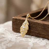 Kalung Perak S925 Berlapis Artisan dengan Liontin Daun Moissanite Bulat, Perhiasan Terinspirasi Alam yang Delikat untuk Wanita, Cocok untuk Sehari-hari dan Hari Jadi