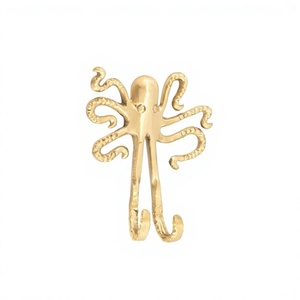 Gancho de pared con forma de pulpo, decorativo, de metal, para colgar abrigos, diseño novedoso de animal, sostenible, en stock, color dorado, ganchos de metal para decoración del hogar. - Product Image 1