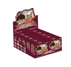 Caja de 10 Unidades al por Mayor XTOPiA Harry Potter: Serie Insignia de Magos, Caja Sorpresa de Peluches y Tarjetas Coleccionables, Caja Misteriosa - Product Image 1