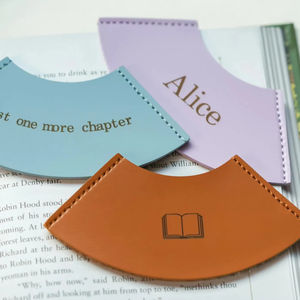 Marcapáginas <span class=keywords><strong>de</strong></span> Cuero PU Grabado Personalizado al por Mayor, Marcapáginas con Nombre Personalizado, Clip <span class=keywords><strong>para</strong></span> Libros, Regalo <span class=keywords><strong>para</strong></span> Amantes <span class=keywords><strong>de</strong></span> los Libros - Product Image 1