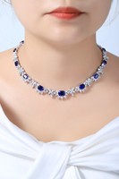 Charmante Damen Klassische Verlobungs-Halskette aus 925 Silber mit Labor-Gezüchtetem Blauen Saphir in Luxuriöser Blumenform