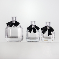Flacon de parfum portable transparent carré plat en verre de 100 ml avec pompe pulvérisatrice, bouchon, emballage de luxe et impression sérigraphique sur surface