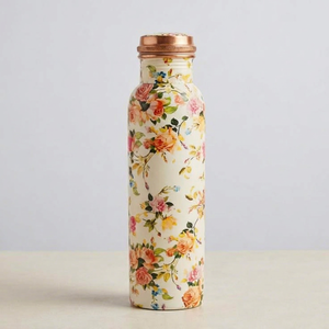 Botella de agua de cobre puro con diseño floral y tapa de cobre, portátil para viajes, con propiedades ayurvédicas y beneficios para la salud. - Product Image 1