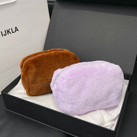 Dernière imitation laine de lapin cadeau pochette de maquillage sac personnalisé doux fausse fourrure de lapin moelleux rose femme sac cosmétique pour la promotion