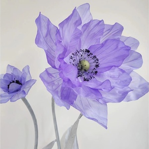 Grandes fleurs décoratives H-701 pour événements de mariage, grandes fleurs en organza violettes sur pied pour présentation en vitrine de fête - Product Image 1