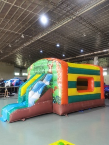 Nouveau château gonflable de jungle pour enfants, en PVC, avec souffleur et kits de réparation inclus - Product Image 4