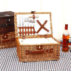 Cesta de Regalo Navideña de Mimbre Natural de Lujo - Cesta de Picnic Impermeable con Plato y Cubiertos Incluidos - Product Image 5