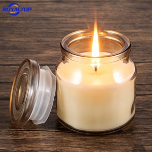 Petite bougie parfumée <span class=keywords><strong>en</strong></span> cire de soja avec arômes de <span class=keywords><strong>jasmin</strong></span>, rose, vanille, bergamote, figue, lavande, citron, fraise de printemps et romarin dans un petit pot <span class=keywords><strong>en</strong></span> verre - Product Image 1