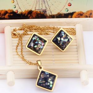 Vente en gros de bijoux en acier inoxydable à la mode, ensemble collier et boucles d'oreilles de mariée avec pendentif double cœur en forme de coquille noire - Product Image 1