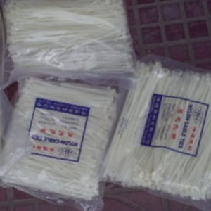 สายรัดเคเบิลไนลอนแบบไม่มีฉลาก ขนาด 4x150 มม. สำหรับจัดระเบียบสายไฟ - Product Image 1