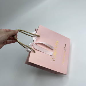 Bolsas de Papel Rosa Mate Premium con Logotipo Dorado - Bolsas de Compras de Lujo para Bodas y Ocasiones Especiales - Product Image 5