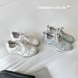 รองเท้าผ้าใบผู้หญิงสีเทาอ่อนแบบลำลองสำหรับเล่นกีฬากลางแจ้ง เดินป่า เสริมส้นภายใน 5 ซม. สไตล์เยอรมันย้อนยุค - Product Image 3