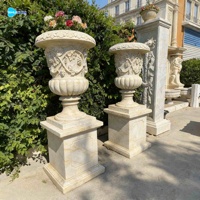 Vases en marbre blanc pour jardin extérieur, urnes à fleurs personnalisées avec sculpture sur pierre (motifs humains et floraux) - Prix de gros