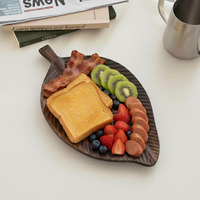 Houten bladvormige dienbladen met aangepast logo, houten serveerblad voor professioneel restaurant servies en sushi presentatie