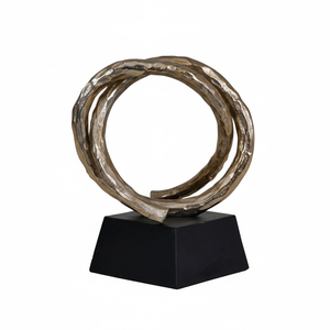 Escultura entrelazada de aluminio dorado de estilo antiguo, decoración moderna pulida para el hogar con base de Metal negro - Product Image 1