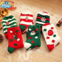 Chaussettes en polaire corail brodées avec logo de Noël pour hommes et femmes, chaussettes chaudes d'hiver pour la maison