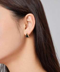 Boucles d'oreilles clous triangulaires or et noir en acier inoxydable plaqué or 14K sous vide, boucles d'oreilles géométriques émaillées - Product Image 5