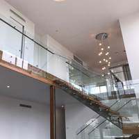 Escalier en bois composite à poutre simple avec marches en verre, construction modulaire moderne, hauteur personnalisée, balustrade intérieure pour projet de villa
