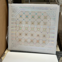 Plaque de plafond en PVC carrée, panneau de plafond en forme de plaque de plafond suspendu en PVC