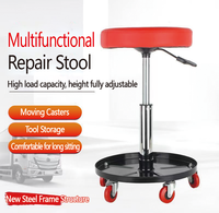 Tabouret professionnel pour réparation de motos avec élévateur hydraulique pour réglage de la hauteur, évitant les maux de dos pendant les réparations.