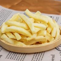 Papas fritas de corte original estilo americano listas para comer, aperitivos en caja, patatas fritas secas duras y saladas, tiras de patata con sabor original