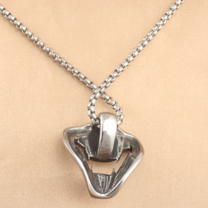 Collar Unisex de Acero Inoxidable con Colgante de Máscara de Dientes de Vampiro, Diseño Geométrico, Estilo Punk, Dos Tonos - Product Image 2